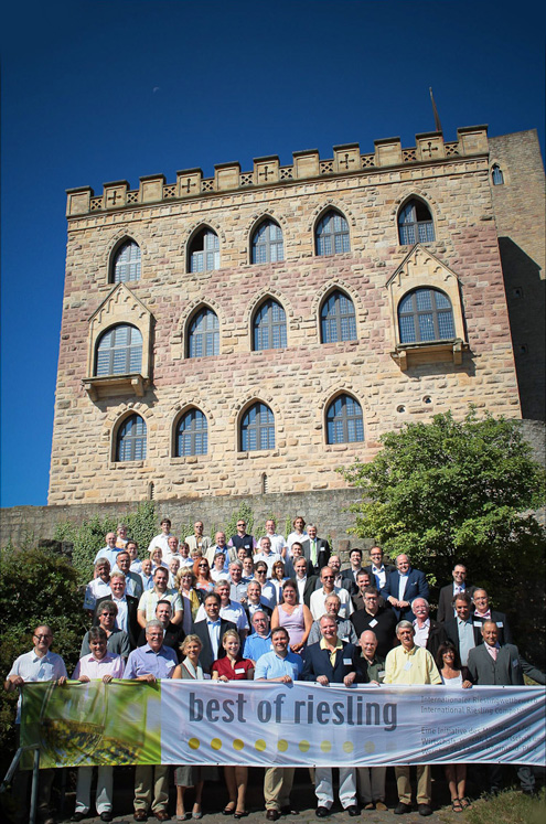 best of riesling - Jurymitglieder am Finaltag vor dem Hambacher Schloss (Copyright: P!ELmedia / Herbert Piel)