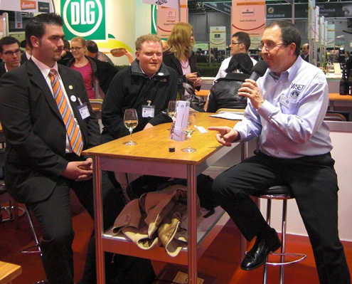 Von Links: Wein-Blogger Alexander Ultes und Thomas Günther sowie Master of Wine David Wrigley Von Links: Wein-Blogger Alexander Ultes und Thomas Günther sowie Master of Wine David Wrigley