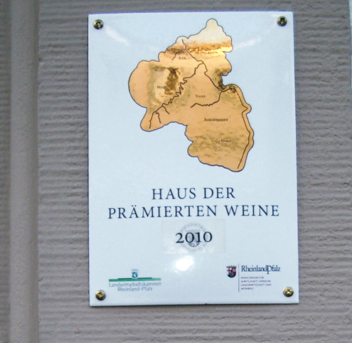 Schild: Haus der prämierten Weine (Foto: Landwirtschaftskammer Rheinland-Pfalz)