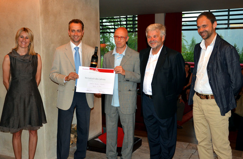 Siegerehrung für den Südtiroler Vernatsch Passion 2009 der Kellerei St. Pauls. Geleitet von Sybille Frei (Direktorin des vigilius mountain resort), Ulrich Ladurner (Inhaber des vigilius mountain resort) und Günther Hölzl (Meraner Weinhaus) überreicht Vernatsch-Cup-Organisator Othmar Kiem (Mitte) die Urkunde an St. Paul Geschäftsführer Dr. Alessandro Righi.