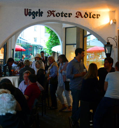 Außenansicht des Wirtshaus Voegele in der Bozener Altstadt. Außen das pulsierende Leben, innen geht es deutlich ruhiger zur Sache.