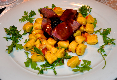 Hirschmedallions in Rittner Holunder-Honigsauce mit Schüttelbrot-Schupfnudeln im Wirtshaus Vögele